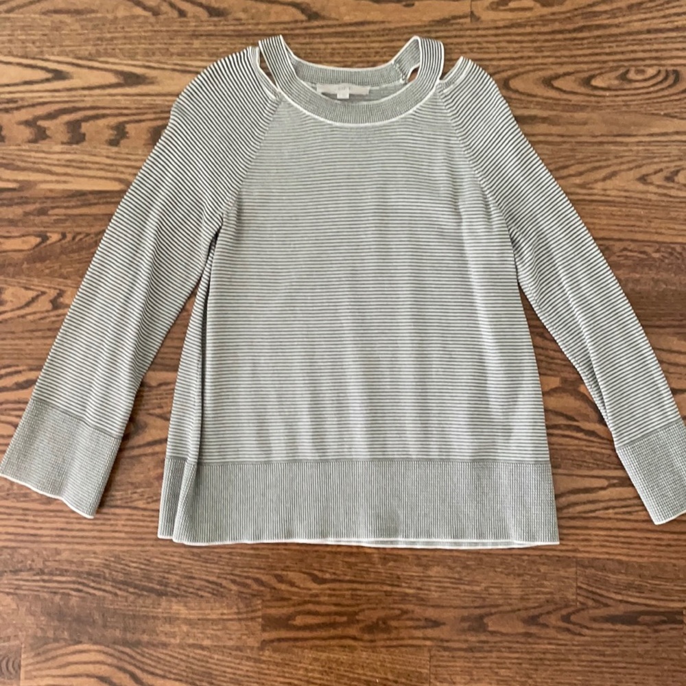 Beautiful causal strip long sleeve top!